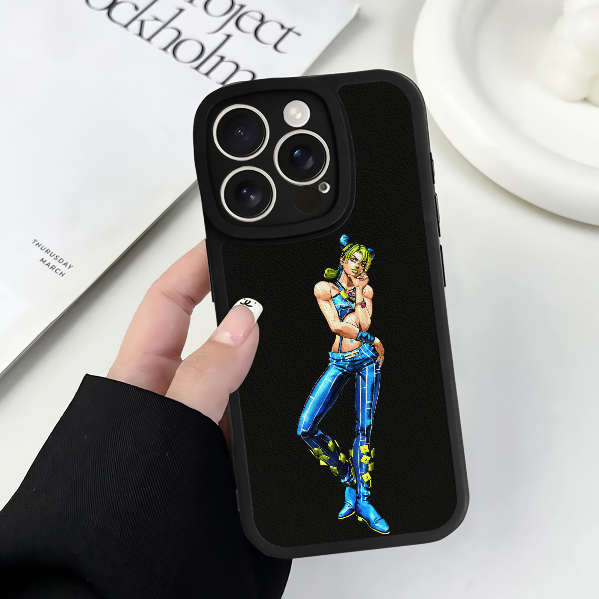 （画像用） "ジョジョの奇妙な冒険 くうじょう ジョリーン JoJo's Bizarre Adventure Jolyne Cujoh " 【iPhone 16シリーズ対応】シリコンスマホケース（レザー調） 材質：シリコン